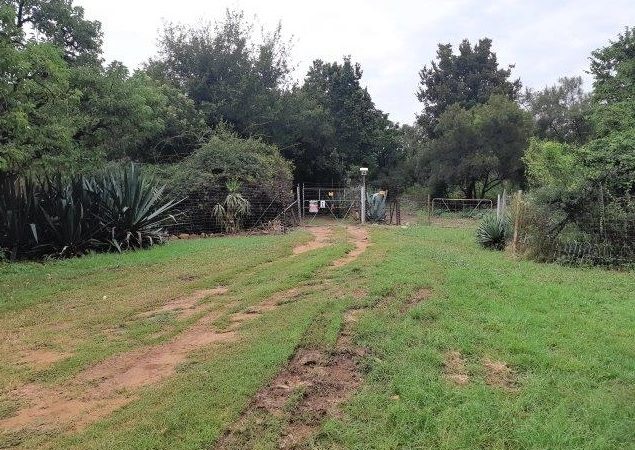 112-hectare farm for sale in Brits with 4 boreholes and 3 houses near Hartebeespoort Dam.