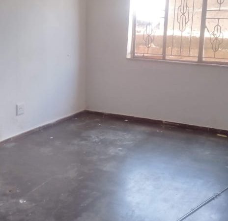 Very spacious garage to rent in Meadowlands Zone 10