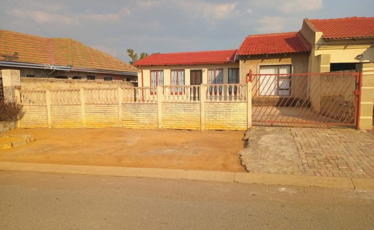 Front yard of a beautiful 2 bedroom house to rent in Protea City, Soweto