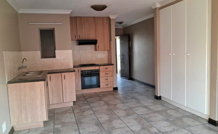 Spacious studio apartment to rent in Halfway House