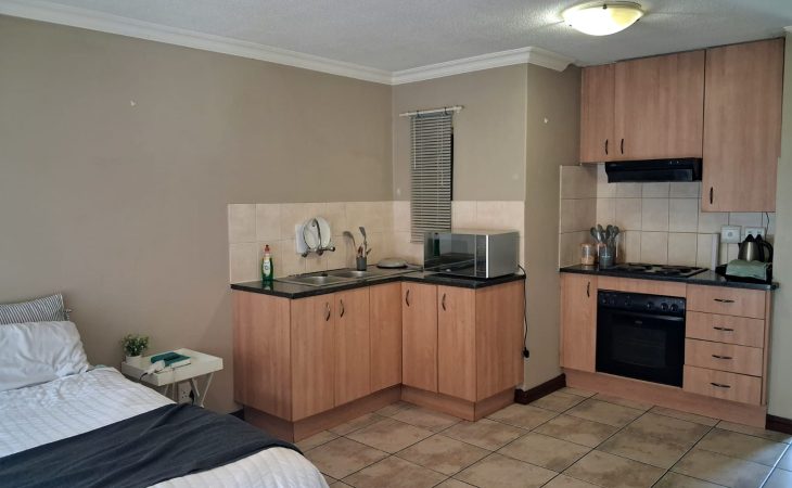 Spacious 1st floor studio apartment to rent in Halfway House