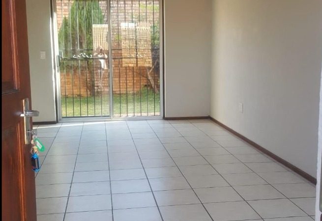 Lovely 2 bedroom townhouse to rent in Halfway Gardens