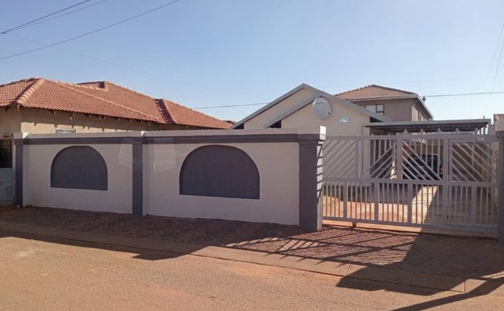 Beautiful 2 bedroom house for sale in Protea Glen Ext 4