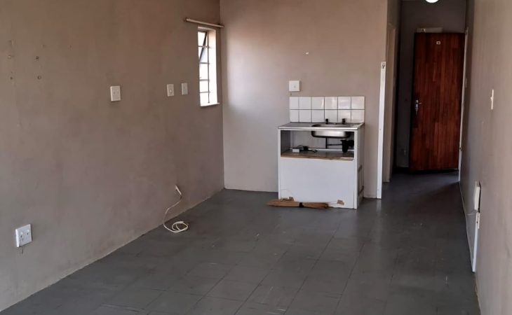 Spacious bachelor flat to rent in Commercia