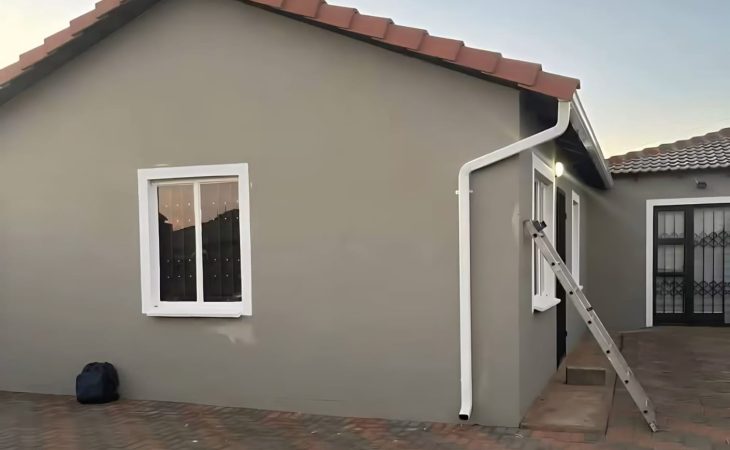 This beautiful and well-maintained house to rent in Protea Glen Ext 24 offers a blend of comfort, security and peace of mind in a quiet area.