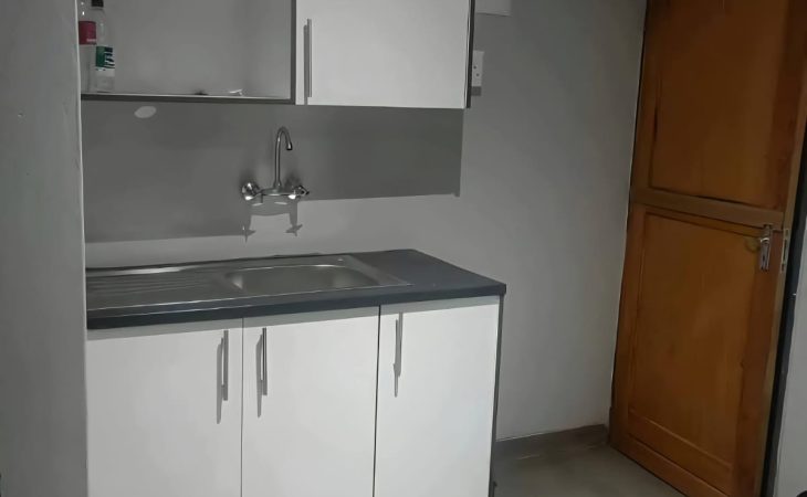This beautiful studio room to rent in Protea Glen is ideal for those seeking privacy and peace in a quiet area. Offering ample space and secure living.
