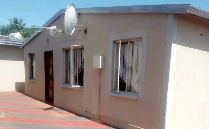 This lovely 3 bedroom house to rent in Protea Glen Ext 16 offers a great blend of comfort, convenience and peace of mind.