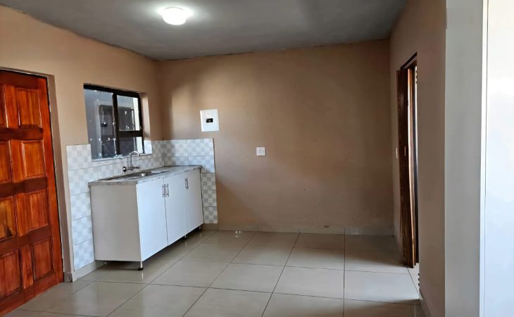 This stunning bachelor room to rent in Lehae is the perfect choice for those seeking comfort, convenience, and compatibility all in one space.