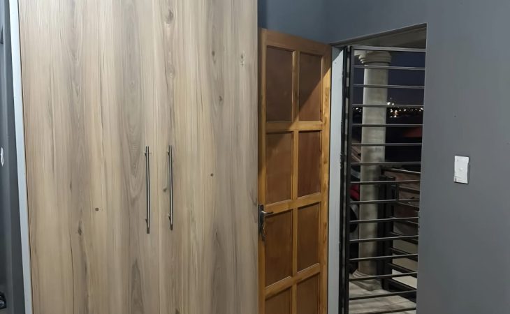 This bachelor room to rent in Protea Glen Ext 4 is perfect for those seeking a laid back lifestyle with peace of mind while near essential amenities.