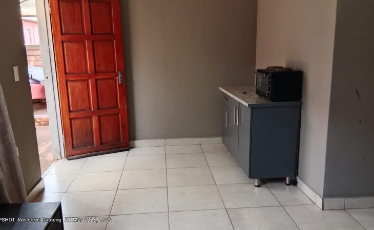 This beautiful, well-sized bachelor room to rent in Vosloorus is ideal for those seeking comfort, security, and peace of mind.