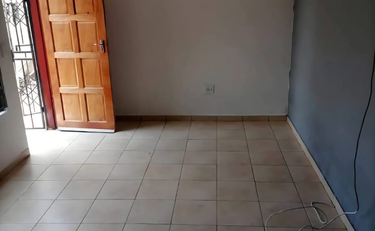 This spacious ensuite room to rent in Protea Glen Ext 11 offers the ideal living space for those seeking comfortable and convenient accommodation