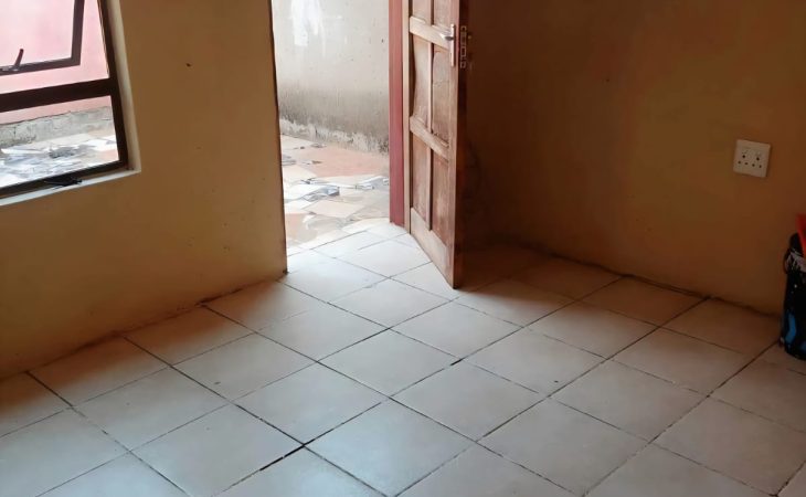 This neat and room to rent in Protea Glen Ext 3 is a great choice for those seeking comfort and convenience at an affordable price.