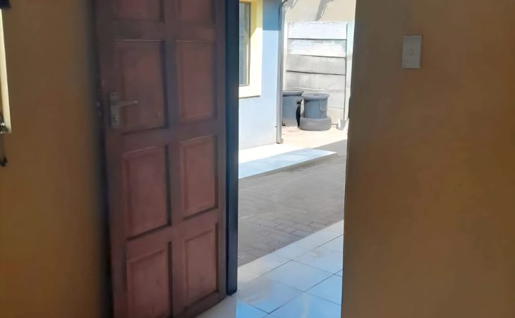 This lovely room to rent in Vosloorus Ext 25 is the ideal space for individuals and couples not staying with children.