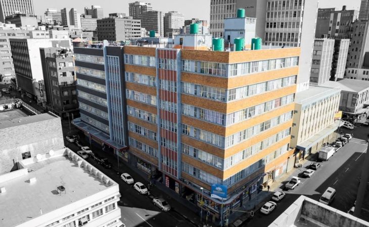 This stunning studio apartment to rent in Johannesburg CBD is situated in the heart of the Fashion precinct within the inner-city.