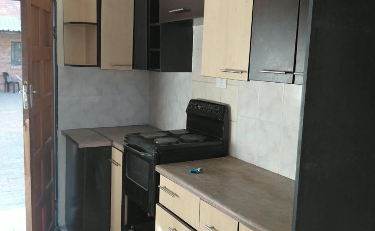 This two-bedroom apartment to rent in Bloemside 2 offers comfortable living in a pleasant and safe residential area with convenient amenities.