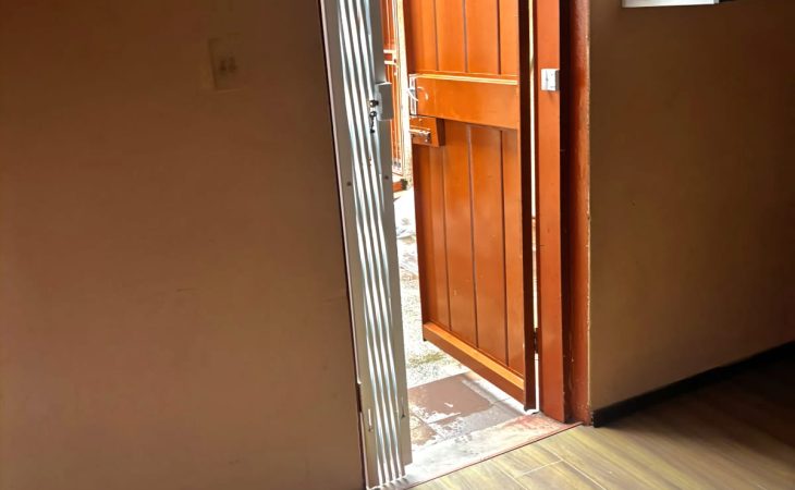This nicely sized garage to rent in Tladi is suitable for those who want to be near essential amenities and enjoy convenience at an affordable price.
